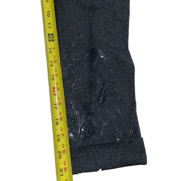 LuLuLemon Cropped feather embossed Leggings 6 Black Vintage - Picture 3 of 13